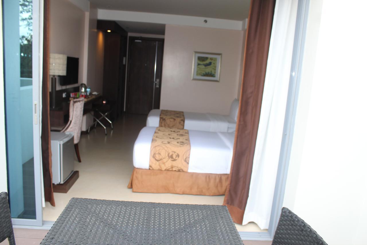 Kew Hotel Tagbilaran Esterno foto