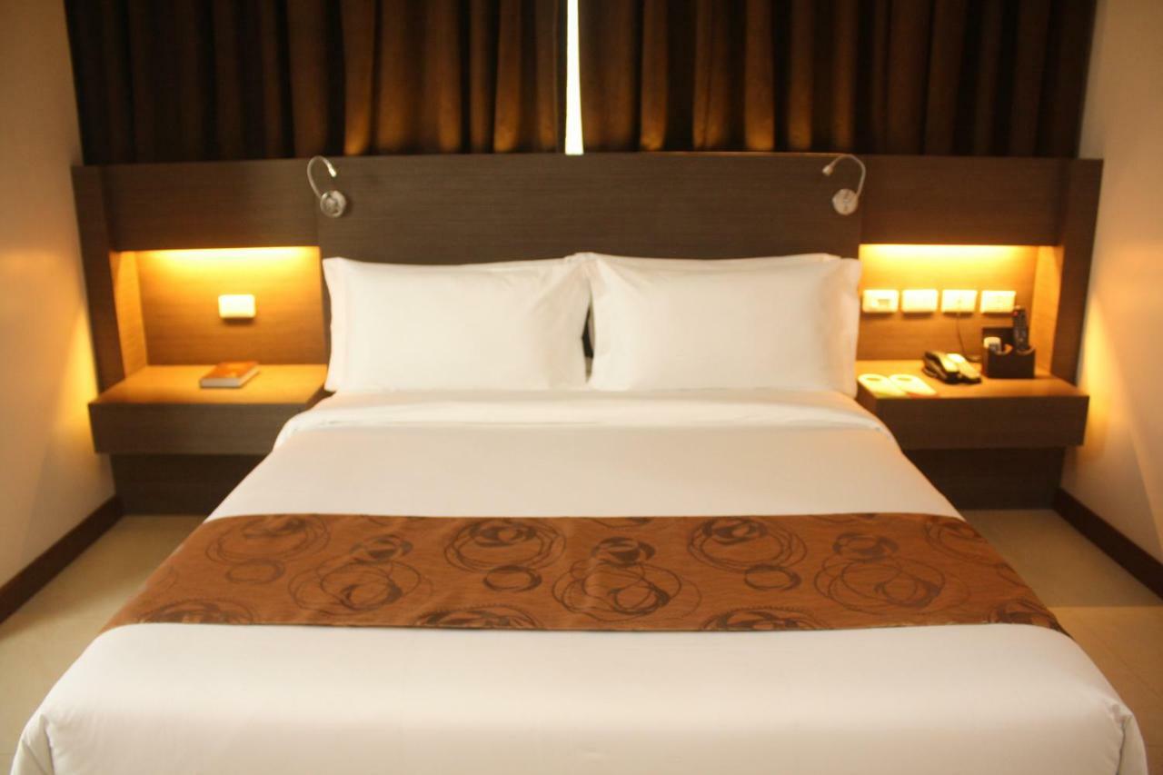 Kew Hotel Tagbilaran Esterno foto