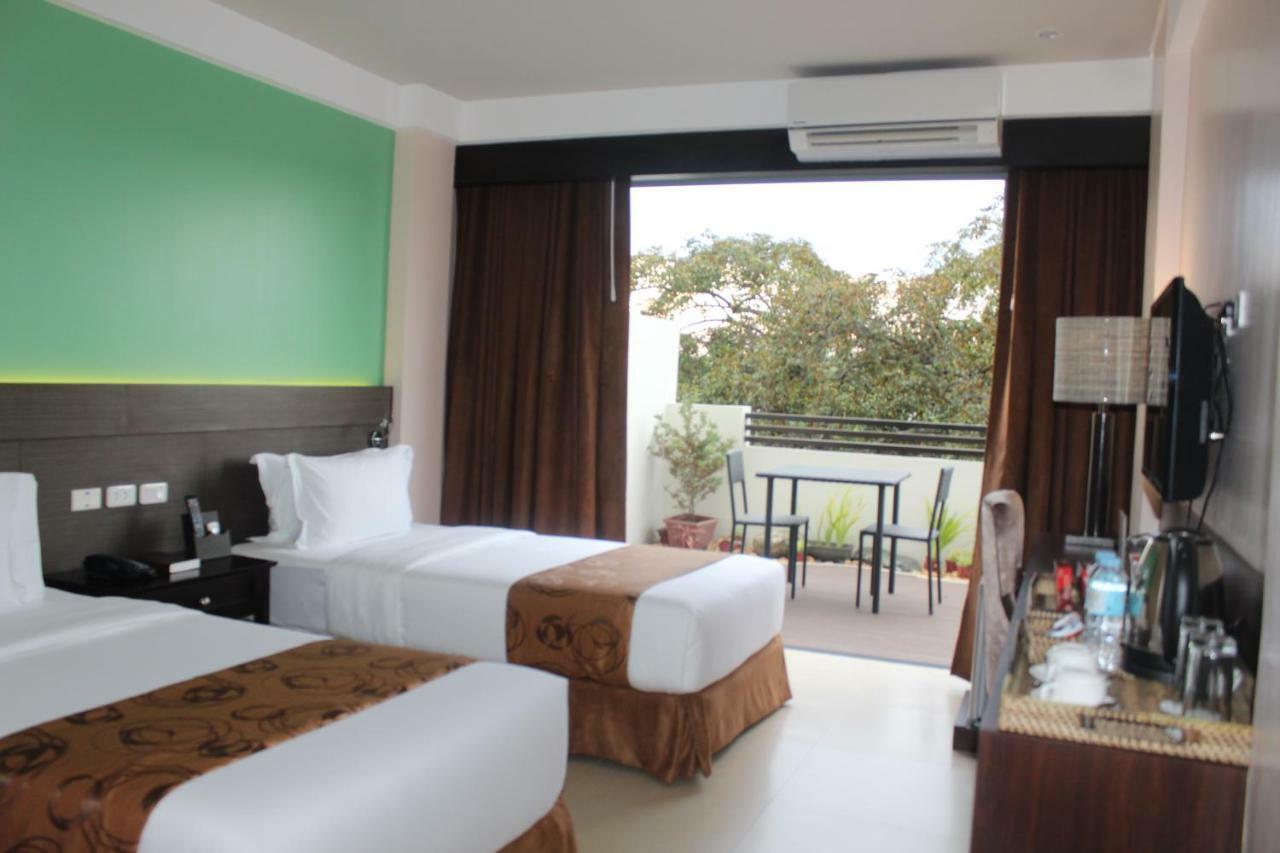 Kew Hotel Tagbilaran Esterno foto